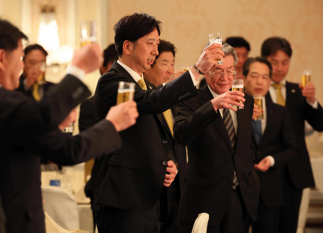 阪神タイガース激励会で乾杯する藤川監督（中央左）と秦オーナー（同右）ら（撮影・宮崎幸一）