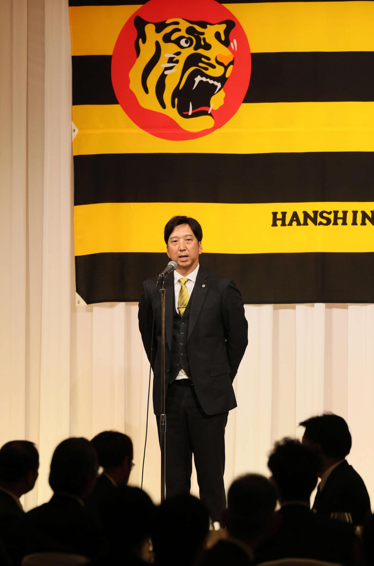阪神タイガース激励会であいさつする藤川監督（撮影・宮崎幸一）