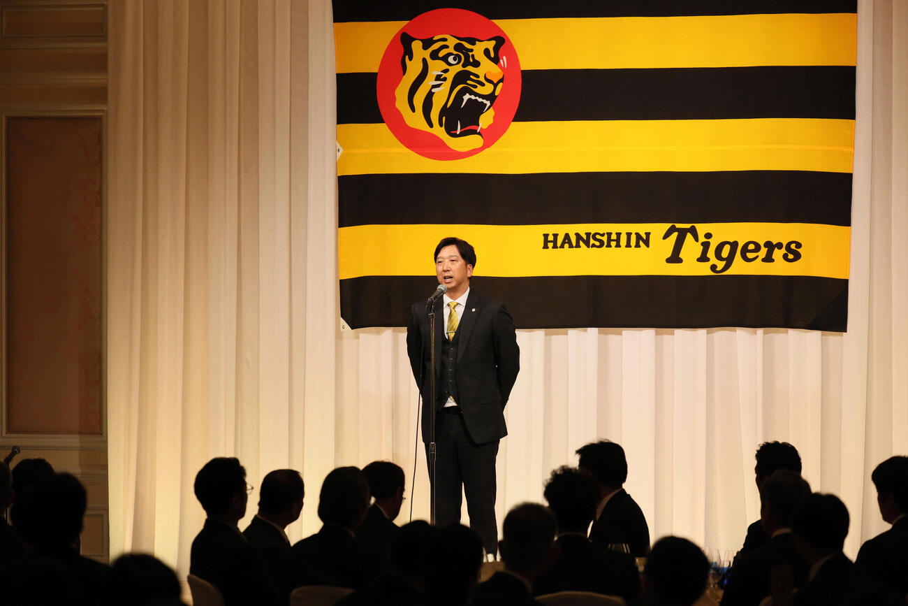 阪神タイガース激励会であいさつする藤川監督（撮影・宮崎幸一）