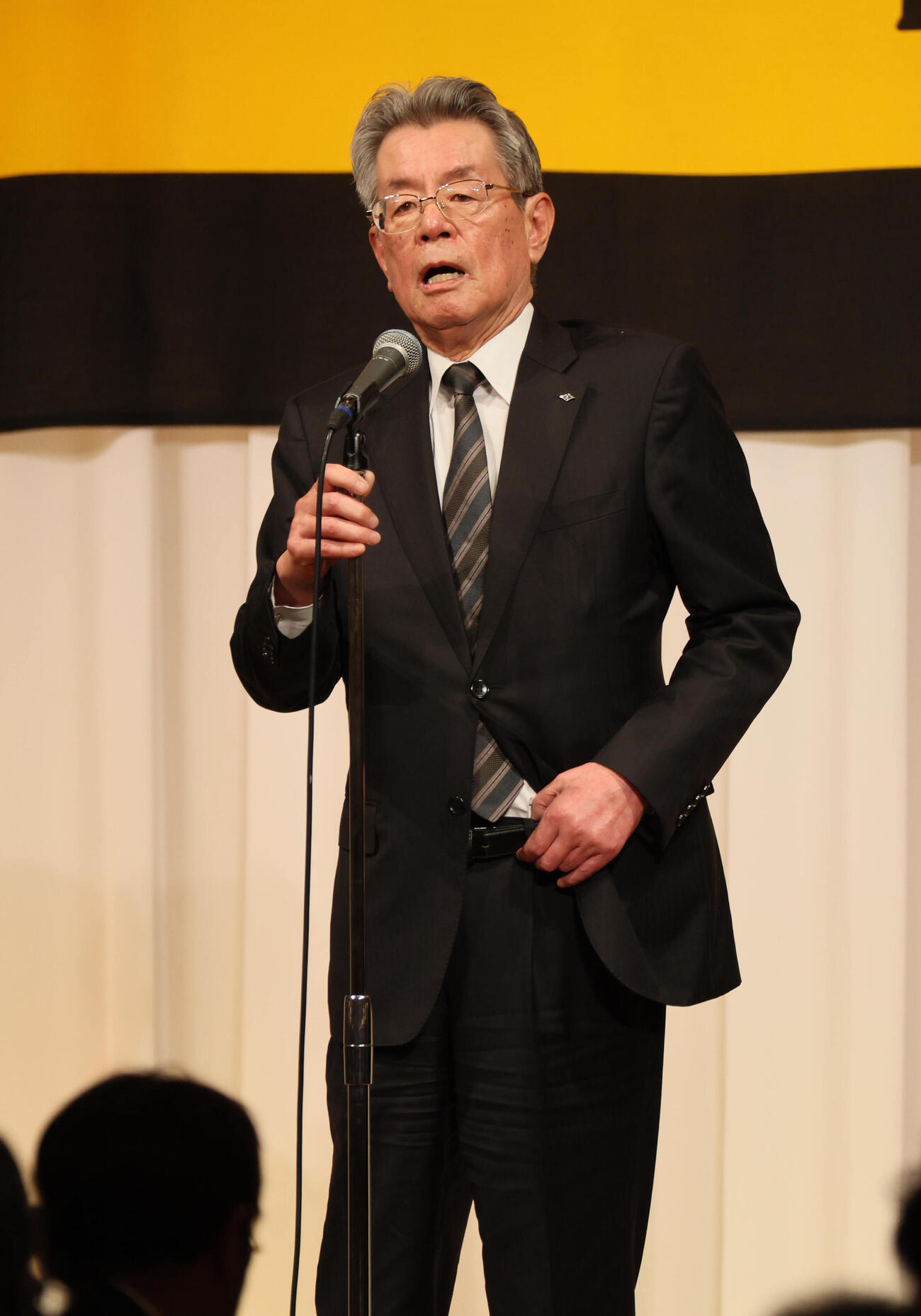 阪神タイガース激励会であいさつする秦オーナー（撮影・宮崎幸一）