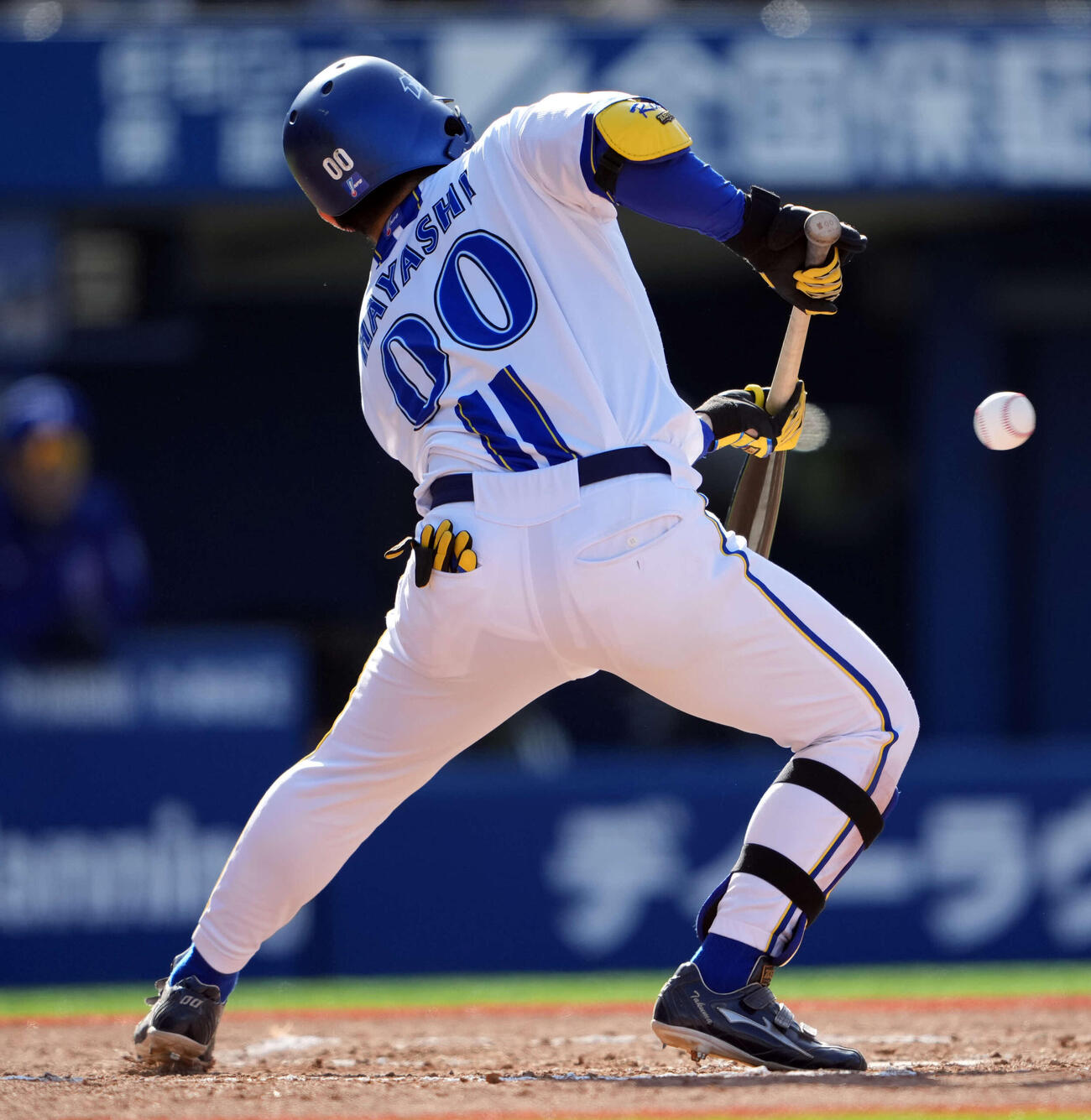 DeNA対中日　6回裏DeNA1死二、三塁、林はスクイズを試みるもファールとなる（撮影・小島史椰）