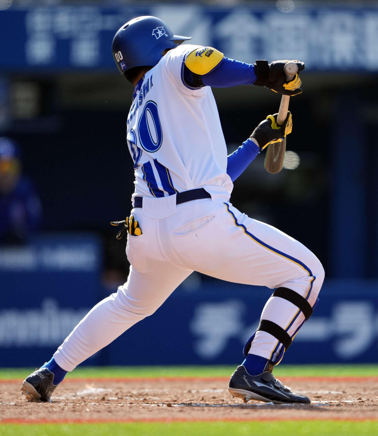 DeNA対中日　6回裏DeNA1死二、三塁、林はスクイズを試みるもファールとなる（撮影・小島史椰）