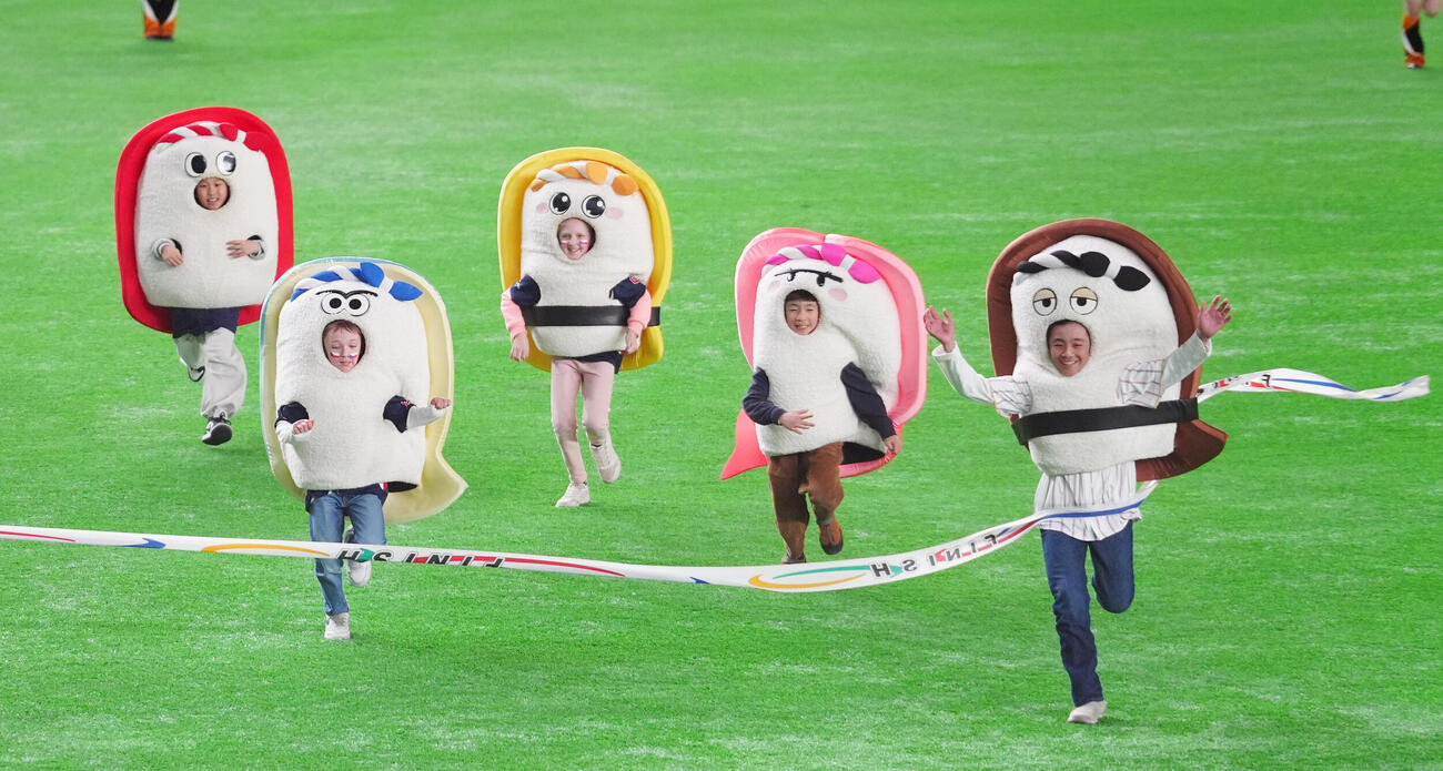 韓国対チェコ　イニング間のすしレースはアナゴ（右）が優勝（撮影・清水貴仁）