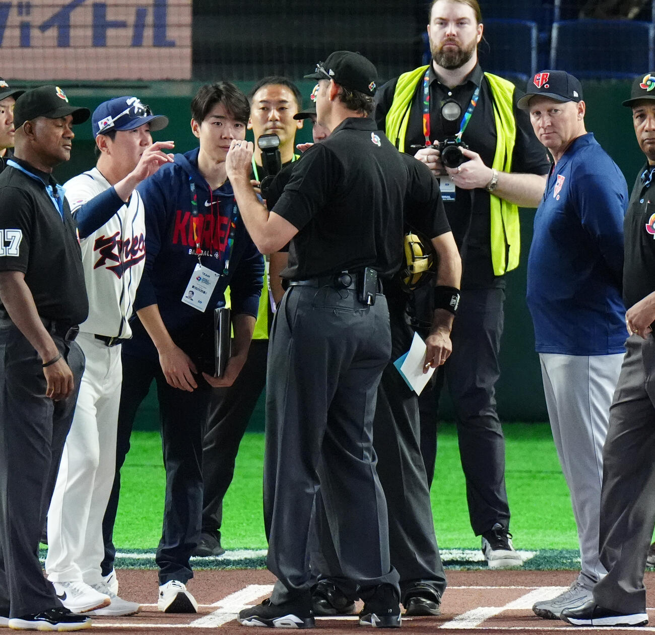 韓国対チェコ　試合前のメンバー表交換でルールを確認する韓国柳志■（■は火ヘンに玄）監督（左から2人目）とチェコのハジム監督（右）（撮影・清水貴仁）
