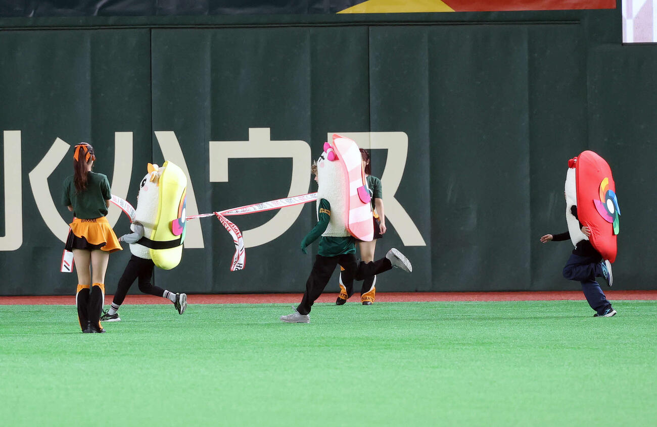 オーストラリア対台湾　すしレースはたまごの勝利（撮影・鈴木正人）　