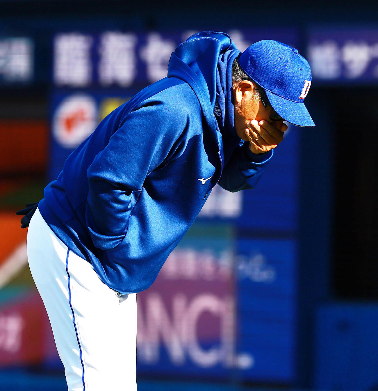 DeNA対中日　くしゃみをする中日井上監督（撮影・野上伸悟）