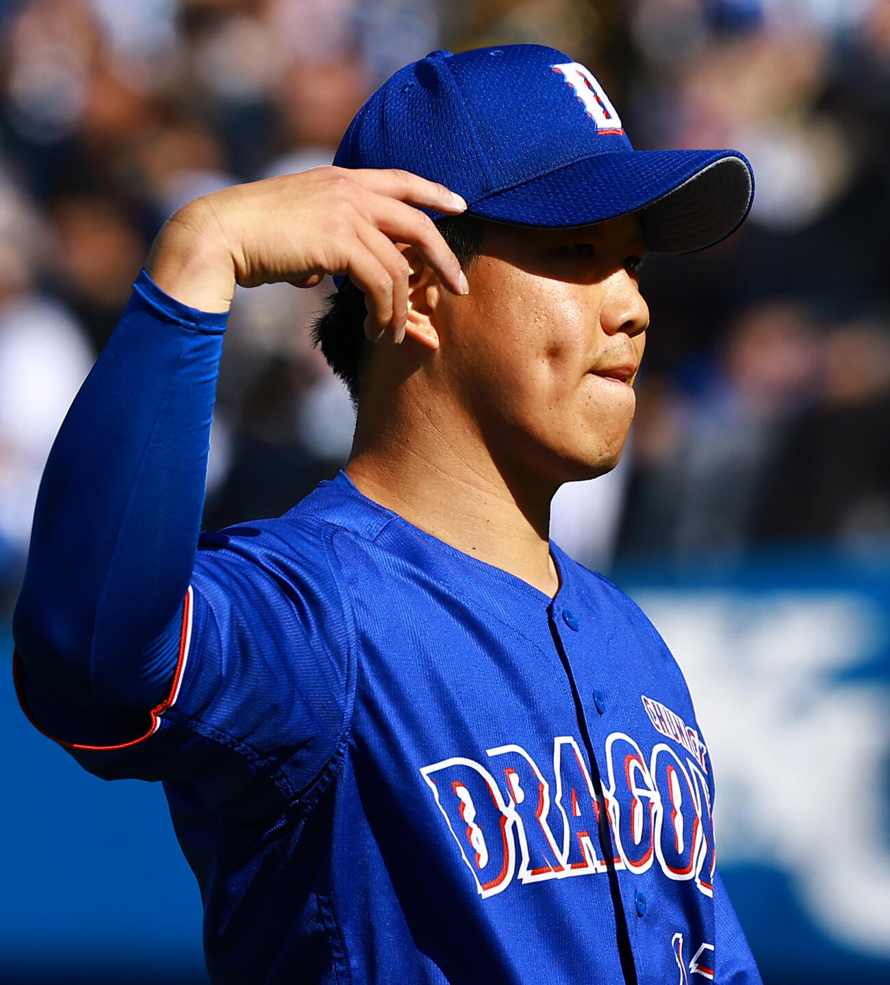 DeNA対中日　3回裏を終え、ベンチに戻る中日先発の柳（撮影・野上伸悟）