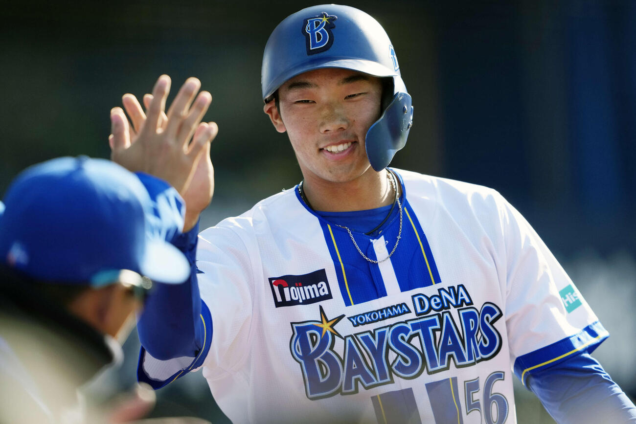 DeNA対中日　6回裏DeNA2死三塁、勝又が適時打を放ち生還する田内（撮影・小島史椰）