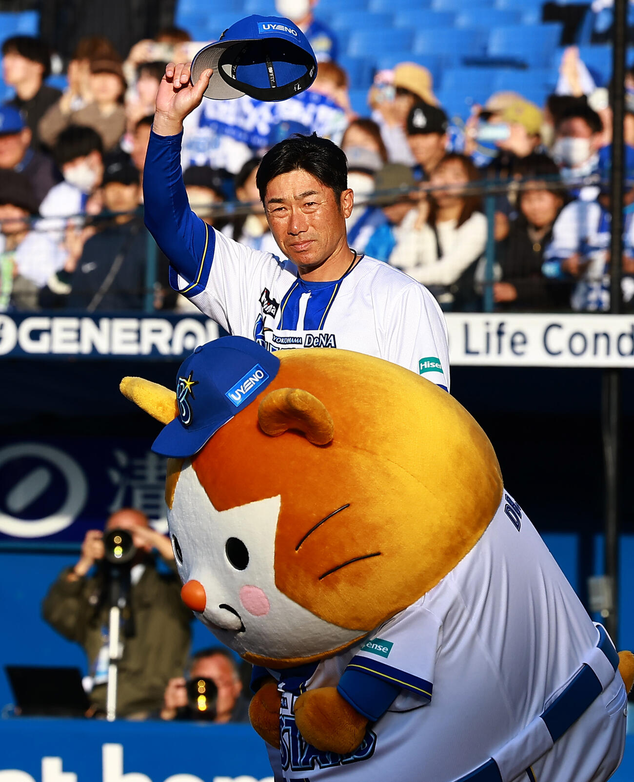 DeNA対中日　勝利しファンにあいさつするDeNA相川監督（撮影・野上伸悟）
