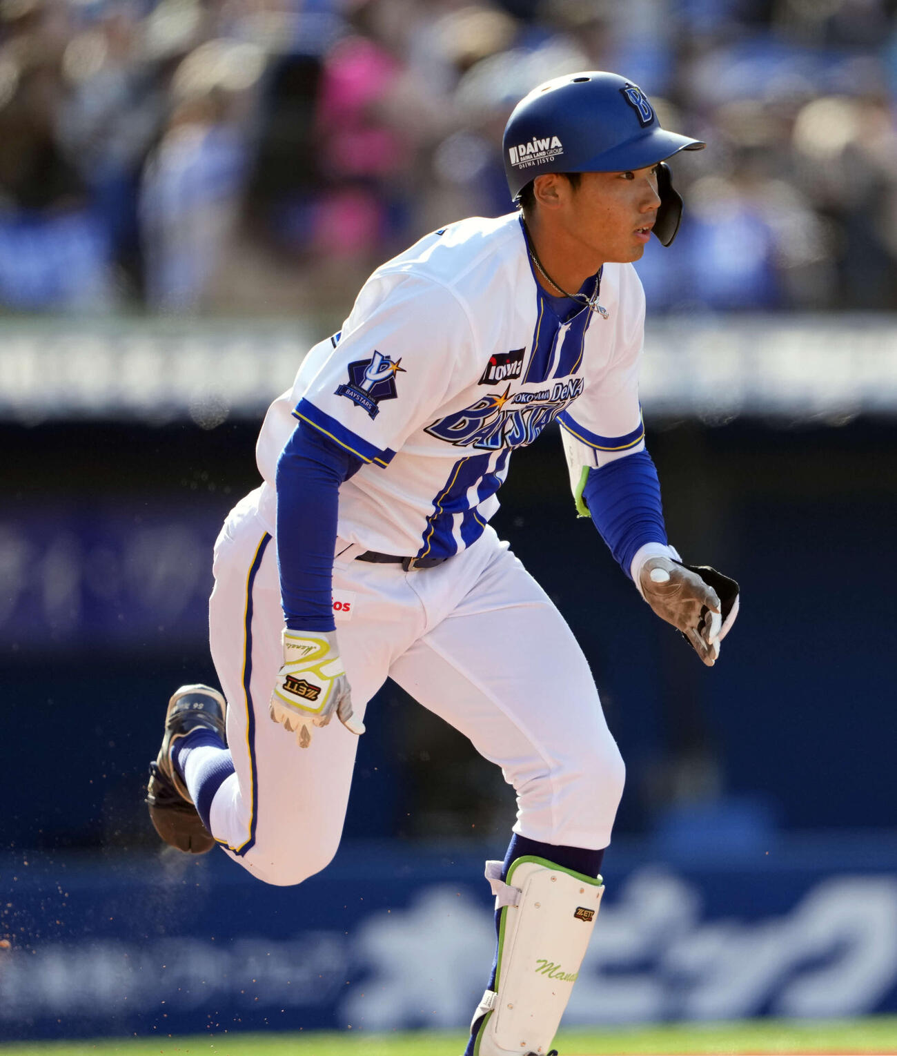 DeNA対中日　6回裏DeNA2死二、三塁、2点適時三塁打を放つ田内（撮影・小島史椰）