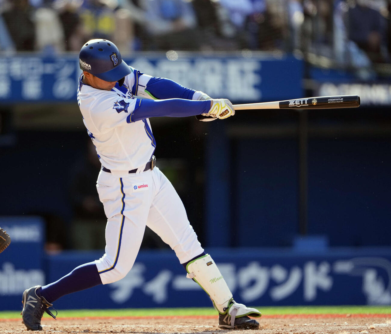 DeNA対中日　6回裏DeNA2死二、三塁、2点適時三塁打を放つ田内（撮影・小島史椰）