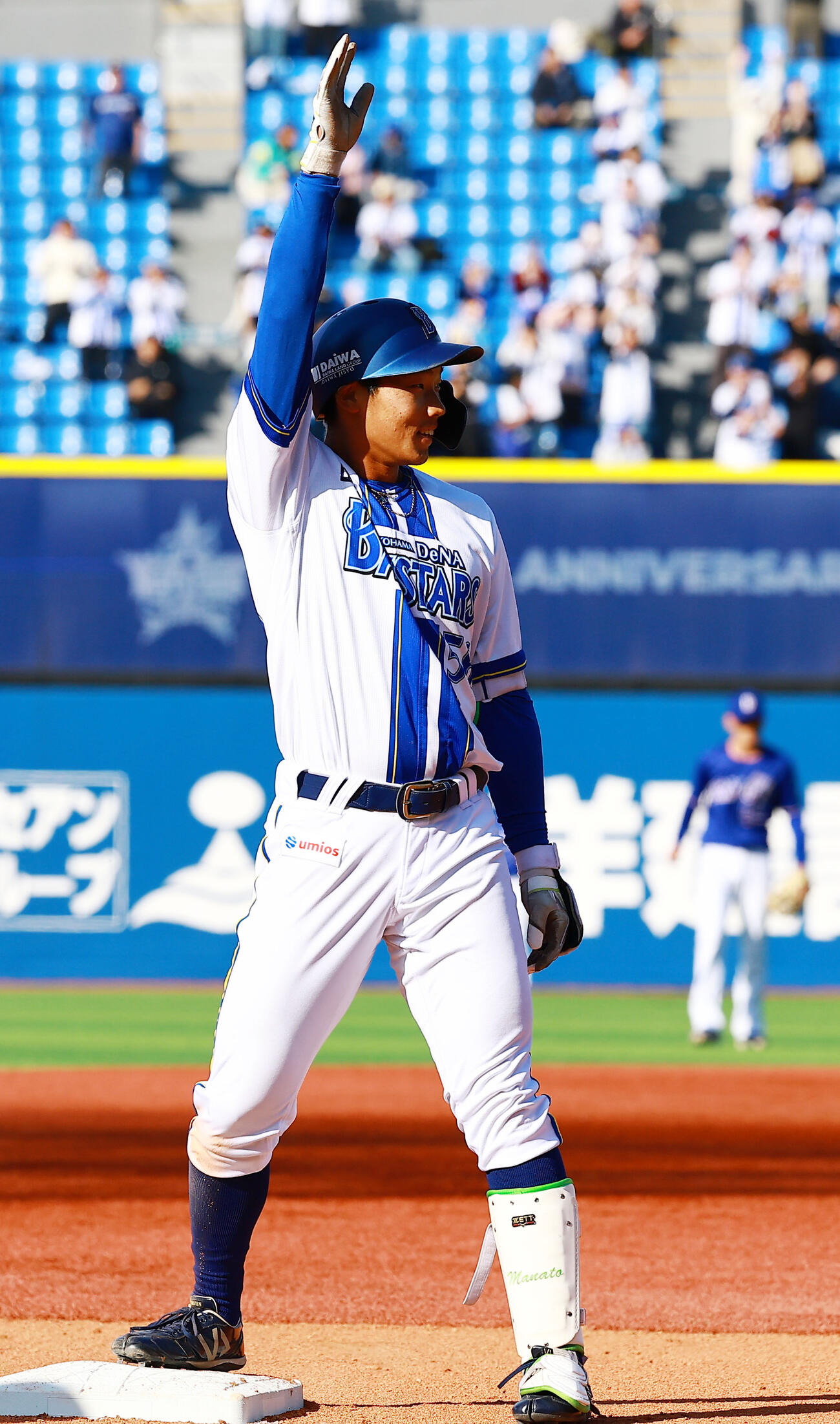 DeNA対中日　6回裏DeNA2死二、三塁、右2点適時三塁打を放ち喜ぶ田内（撮影・野上伸悟）