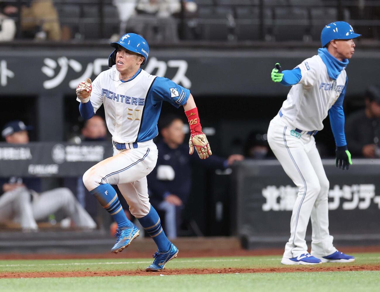 日本ハム対西武　5回裏日本ハム無死一塁、水谷の中越え適時二塁打で生還する五十幡（撮影・黒川智章）