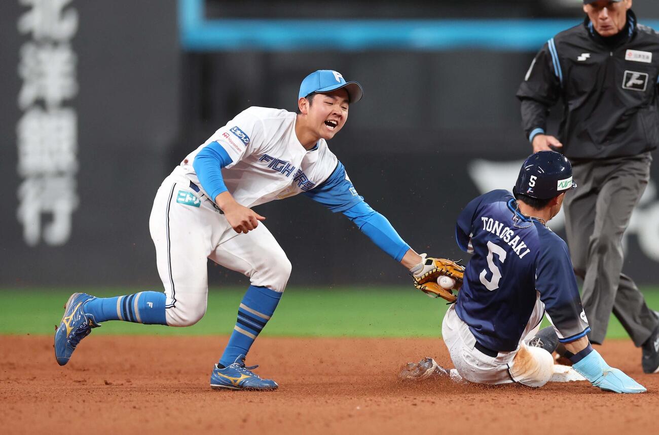 日本ハム対西武　8回表西武2死一塁、外崎の盗塁で半田がベースカバーに入るも打者が三振する（撮影・黒川智章）