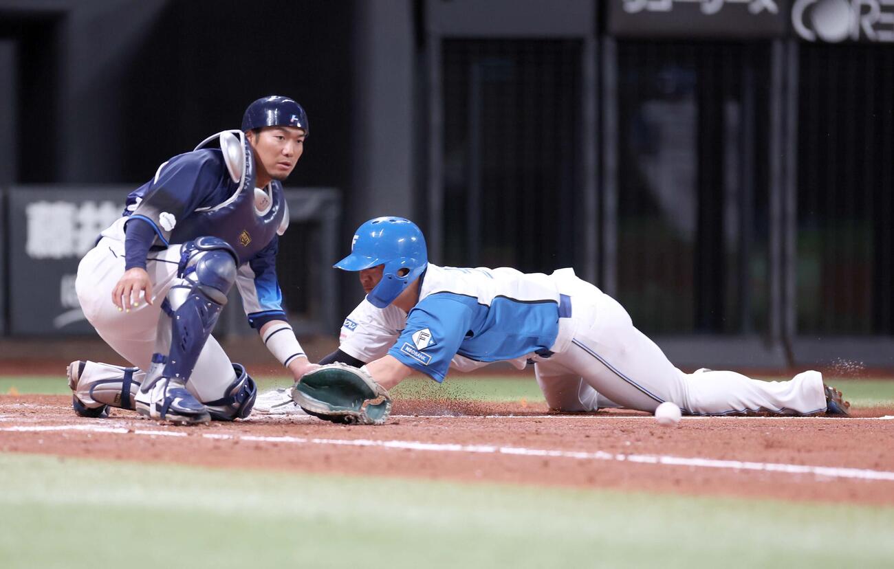 日本ハム対西武　4回裏日本ハム2死一、二塁、水野の2点適時二塁打で一塁からヘッドスライディングで生還する郡司（撮影・黒川智章）