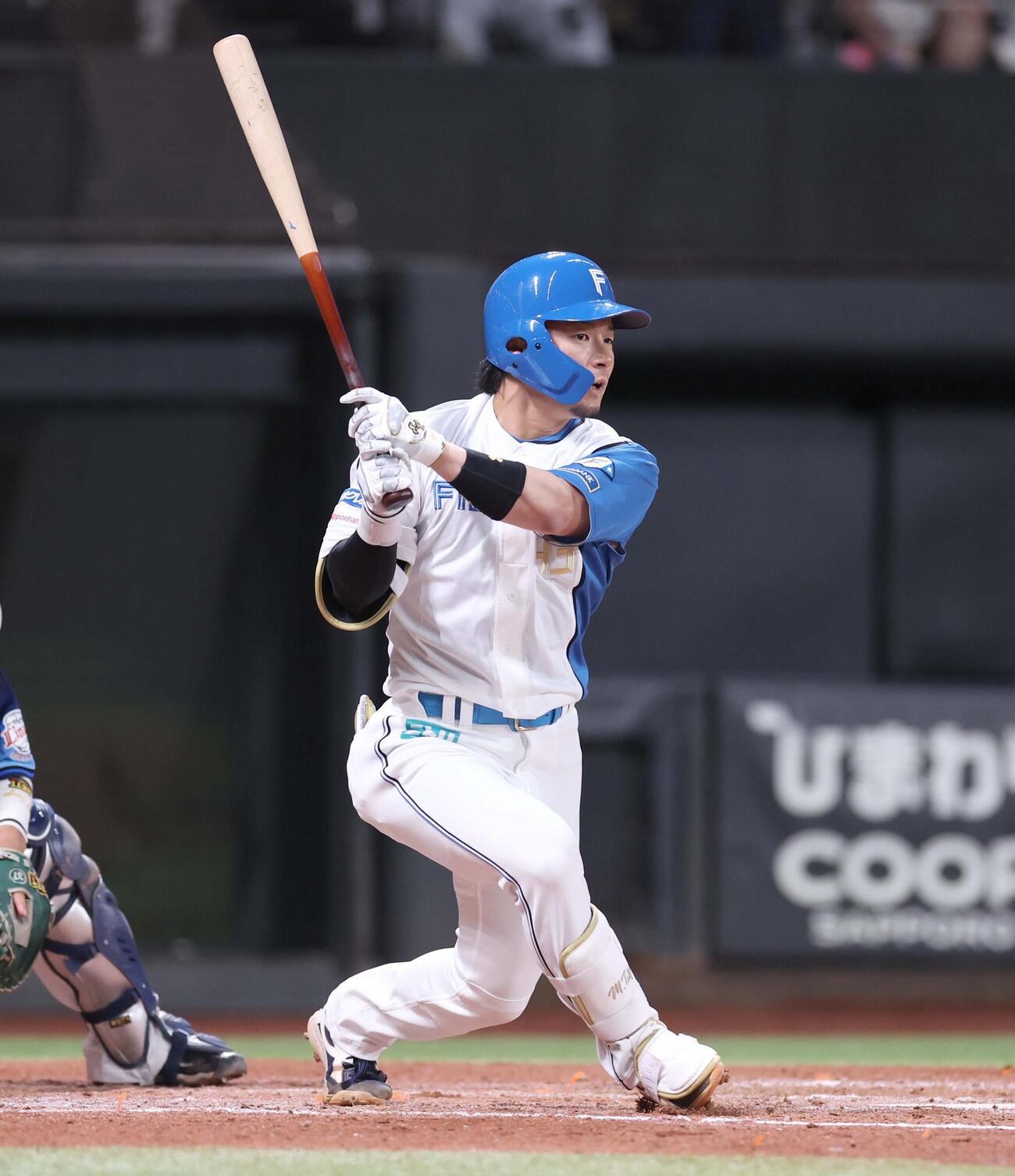 日本ハム対西武　4回裏日本ハム2死一、二塁、右翼線に2点適時二塁打を放つ水野（撮影・黒川智章）