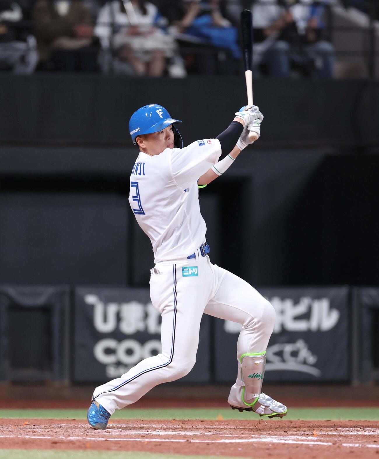 日本ハム対西武　4回裏日本ハム1死一塁、中前打を放つ郡司（撮影・黒川智章）