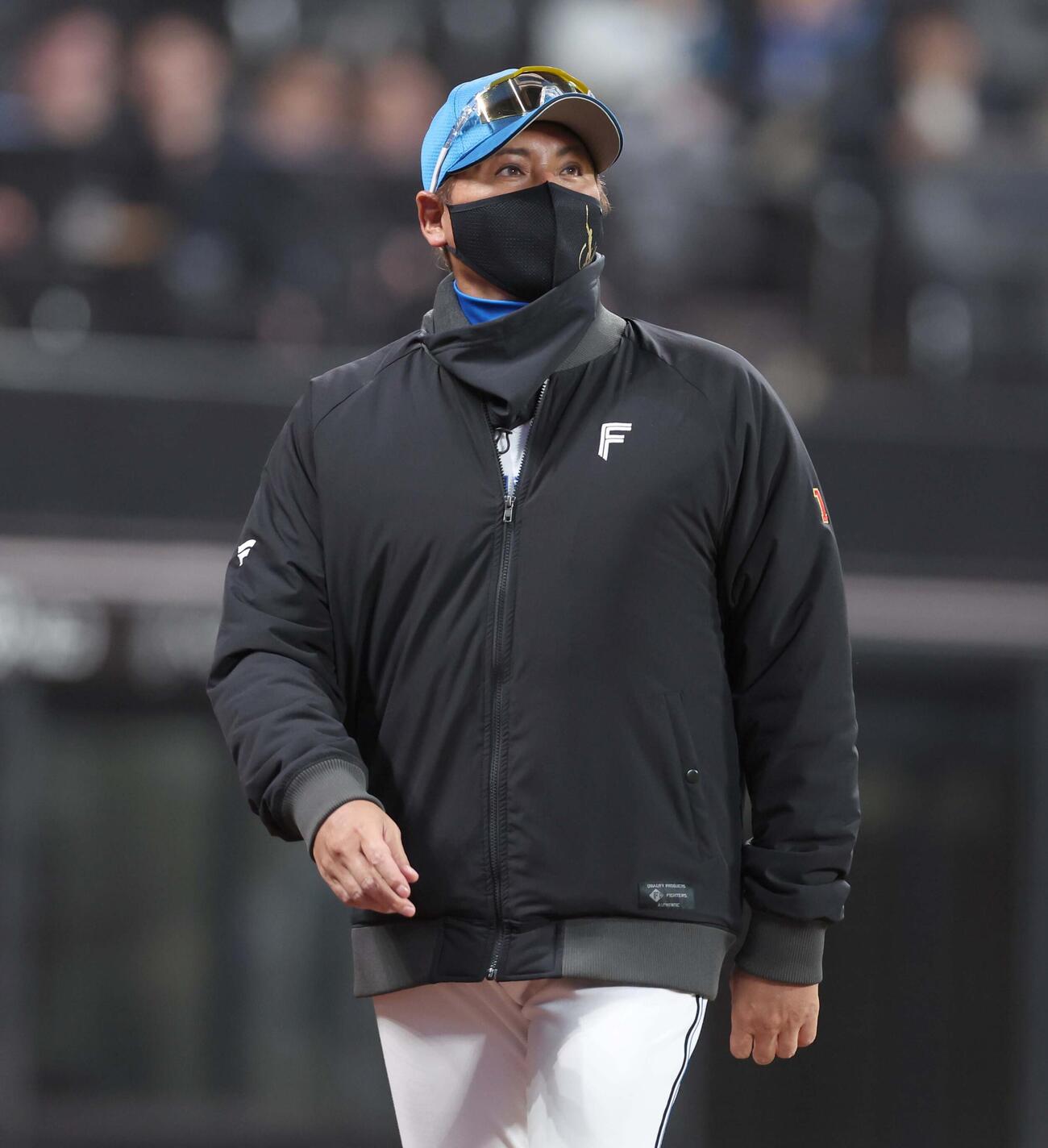 日本ハム対西武　選手交代を告げる新庄監督（撮影・黒川智章）