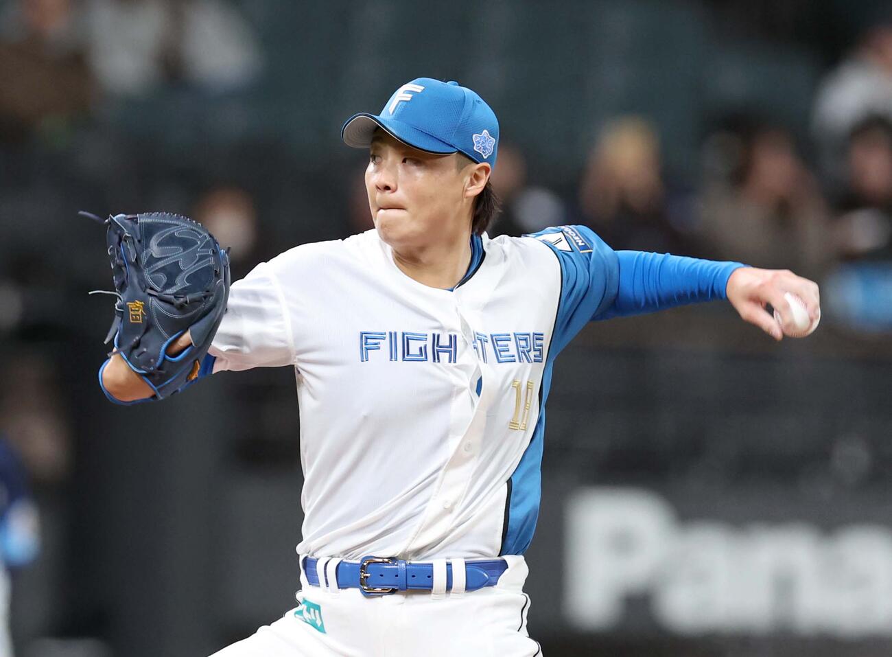 日本ハム対西武　力投する先発の山崎（撮影・黒川智章）