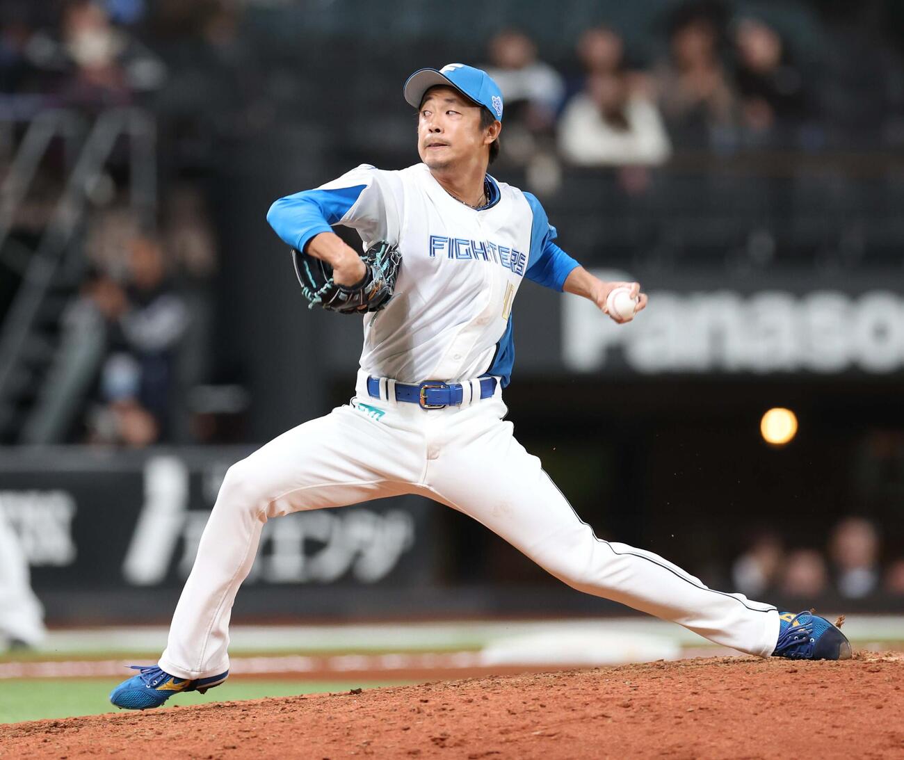 日本ハム対西武　8回に登板の島本（撮影・黒川智章）