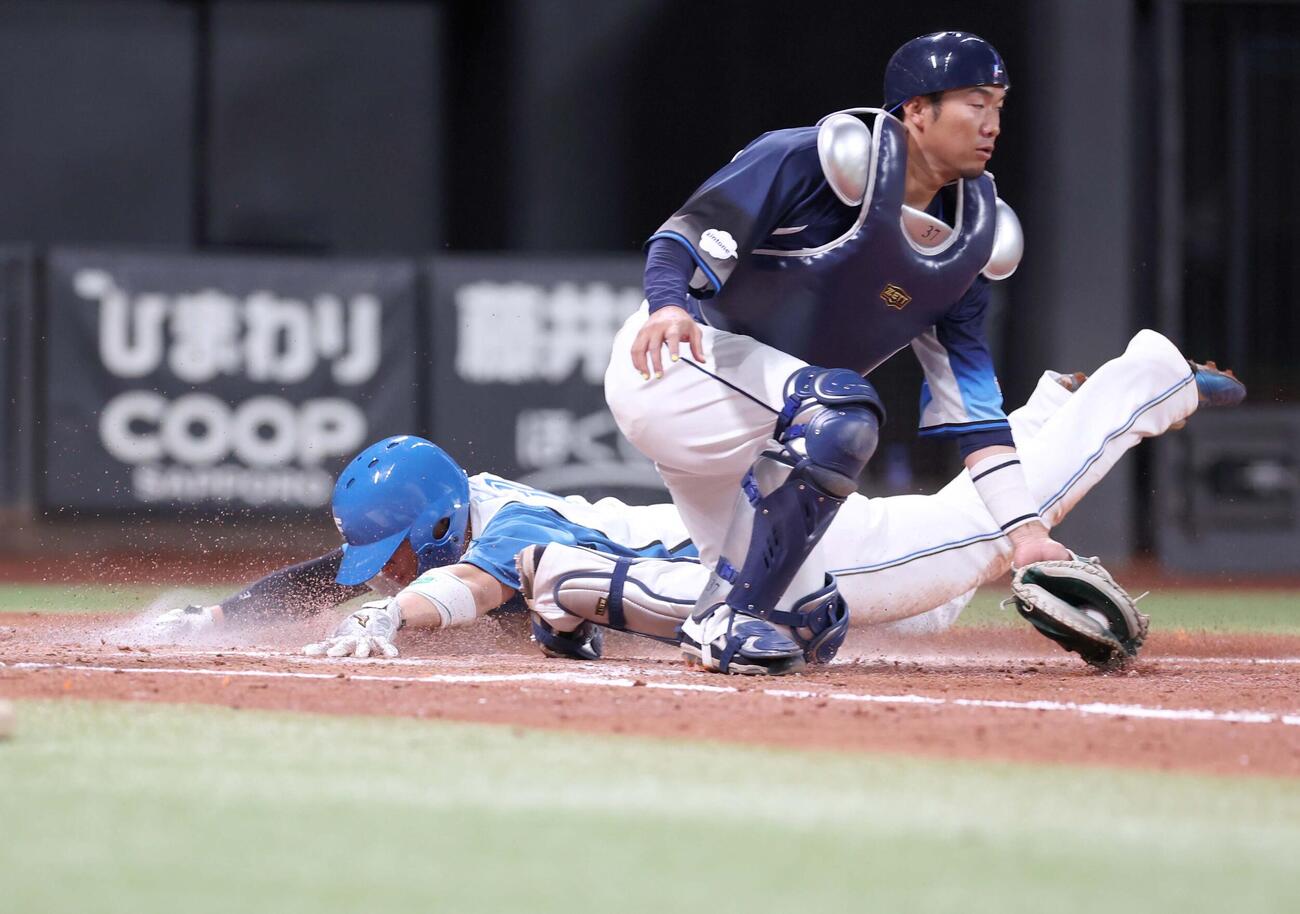 日本ハム対西武　4回裏日本ハム2死一、二塁、水野の2点適時二塁打で一塁からヘッドスライディングで生還する郡司（撮影・黒川智章）