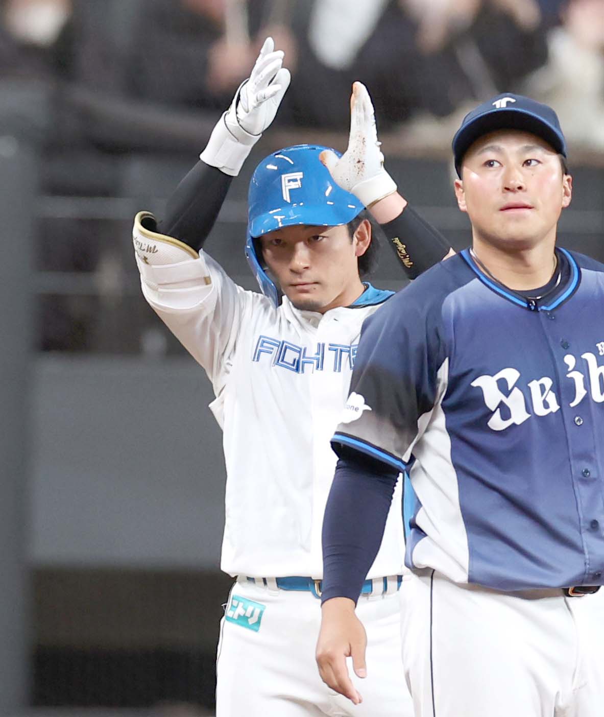 日本ハム対西武　4回裏日本ハム2死一、二塁、右翼線に2点適時二塁打を放つ水野（撮影・黒川智章）