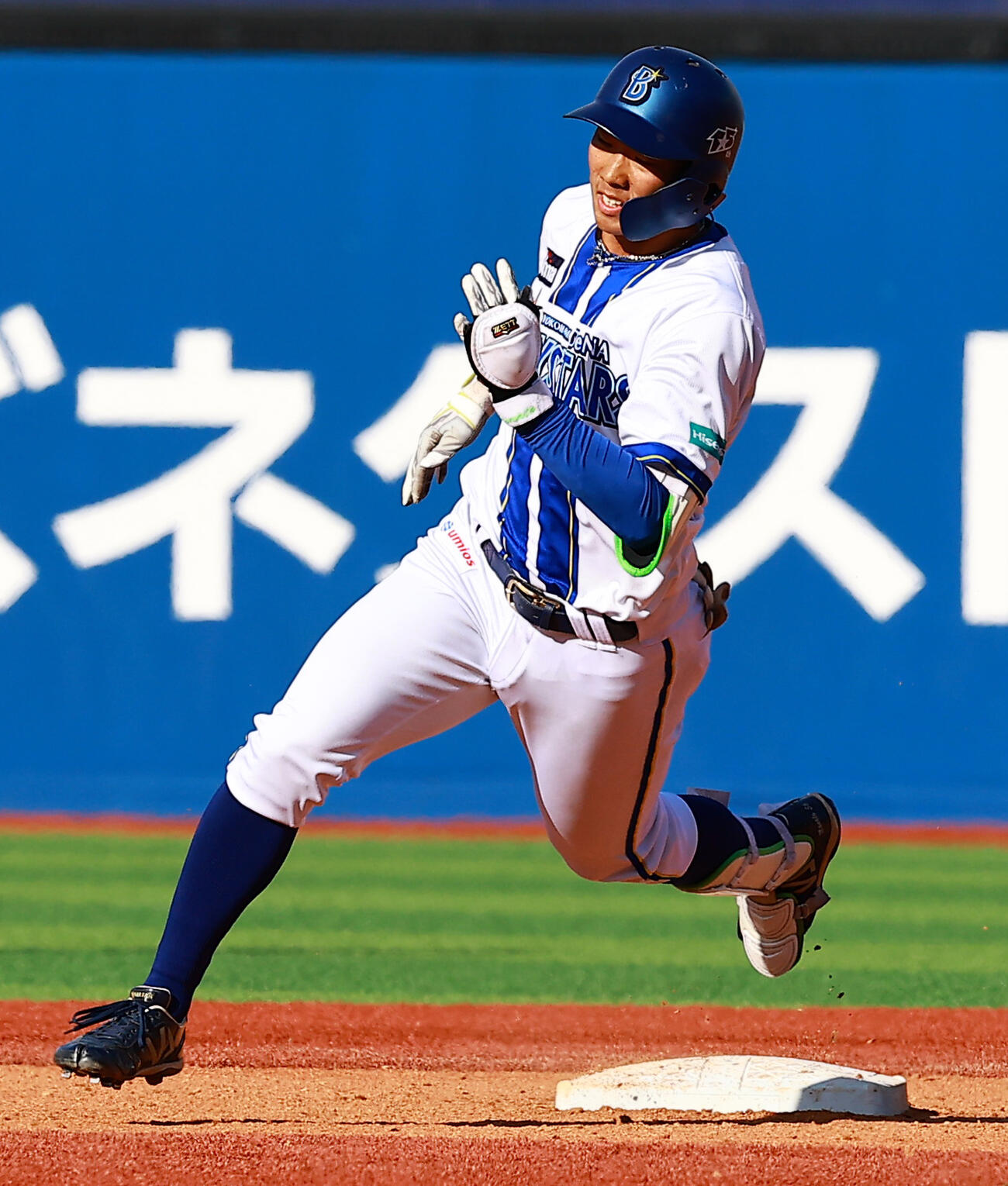 DeNA対中日　6回裏DeNA2死二、三塁、右2点適時三塁打を放つ田内（撮影・野上伸悟）
