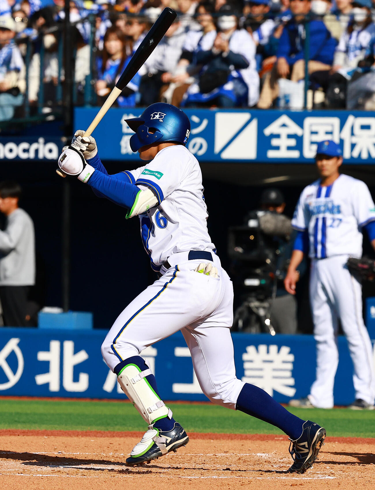 DeNA対中日　6回裏DeNA2死二、三塁、右2点適時三塁打を放つ田内（撮影・野上伸悟）