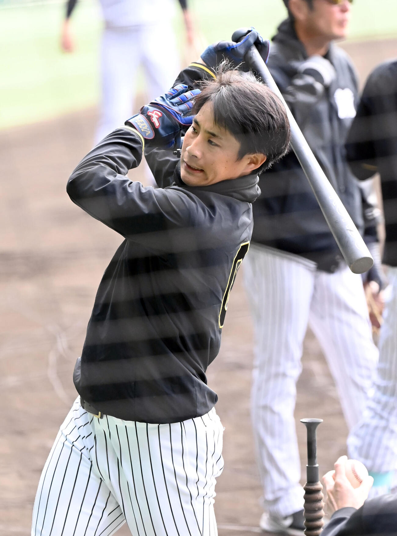 打撃練習をする阪神木浪（撮影・石井愛子）