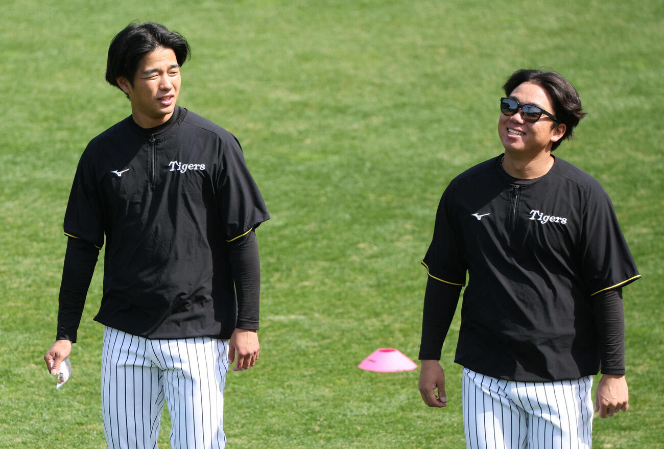 リラックスした表情でアップする阪神村上頌樹（右）と高橋（撮影・西尾就之）