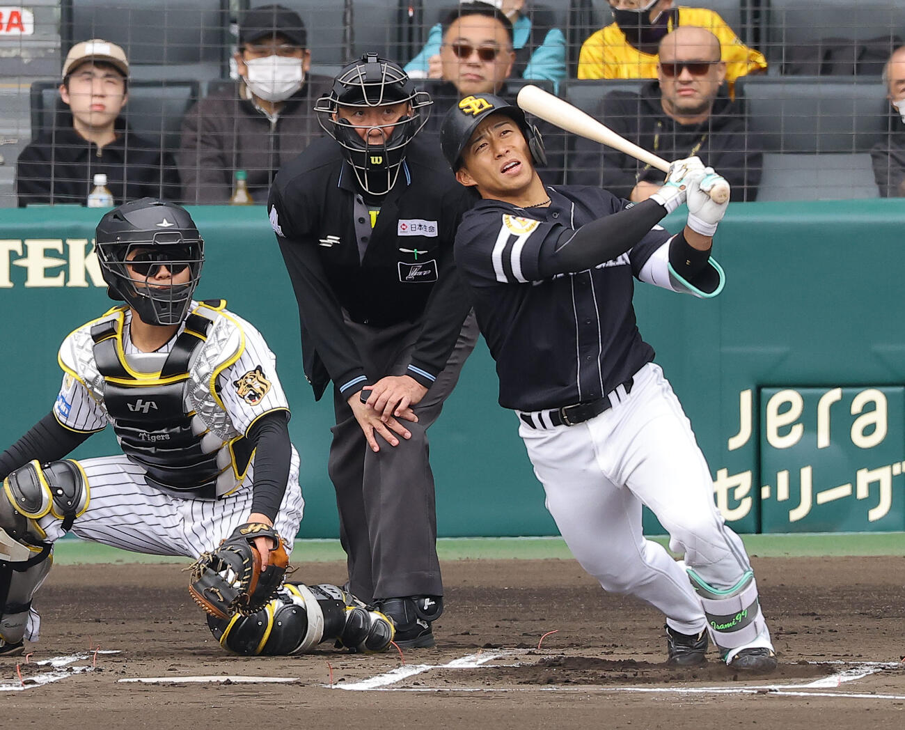 阪神対ソフトバンク　1回表ソフトバンク2死、野村は左前打を放つ（撮影・上田博志）