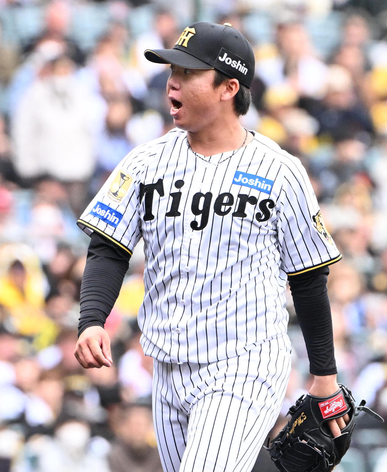 阪神対ソフトバンク　3回表ソフトバンク2死　ソフトバンク柳田を空振り三振に打ち取り声を出す阪神村上（撮影・石井愛子）