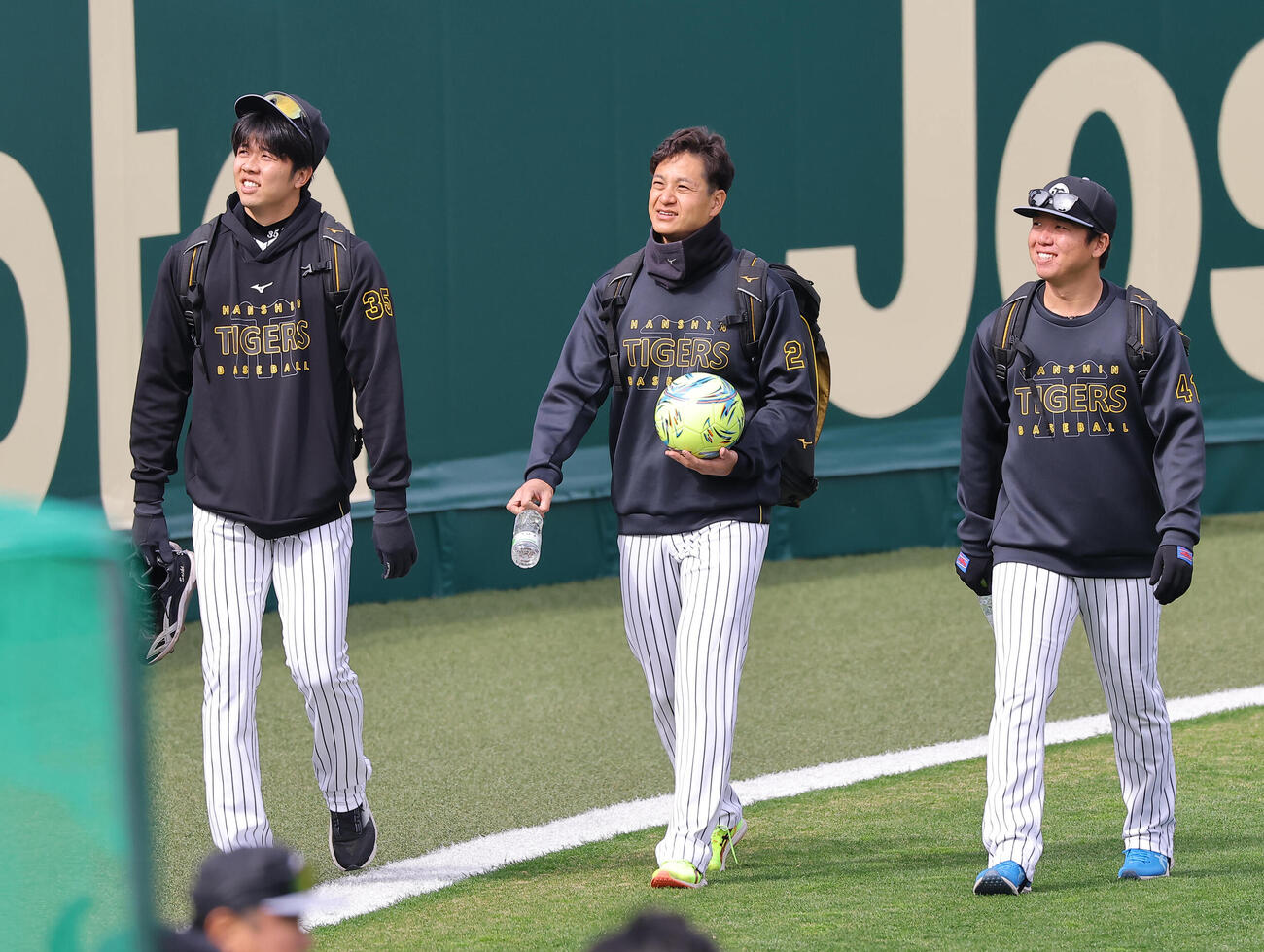阪神対ソフトバンク　グラウンドに入る左から阪神才木、大竹、村上（撮影・上田博志）