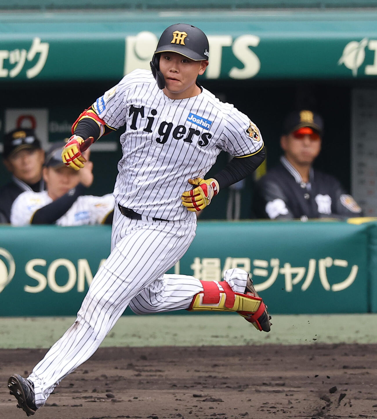 阪神対ソフトバンク　3回裏阪神1死、嶋村は中前打を放つ。右は藤川監督（撮影・上田博志）
