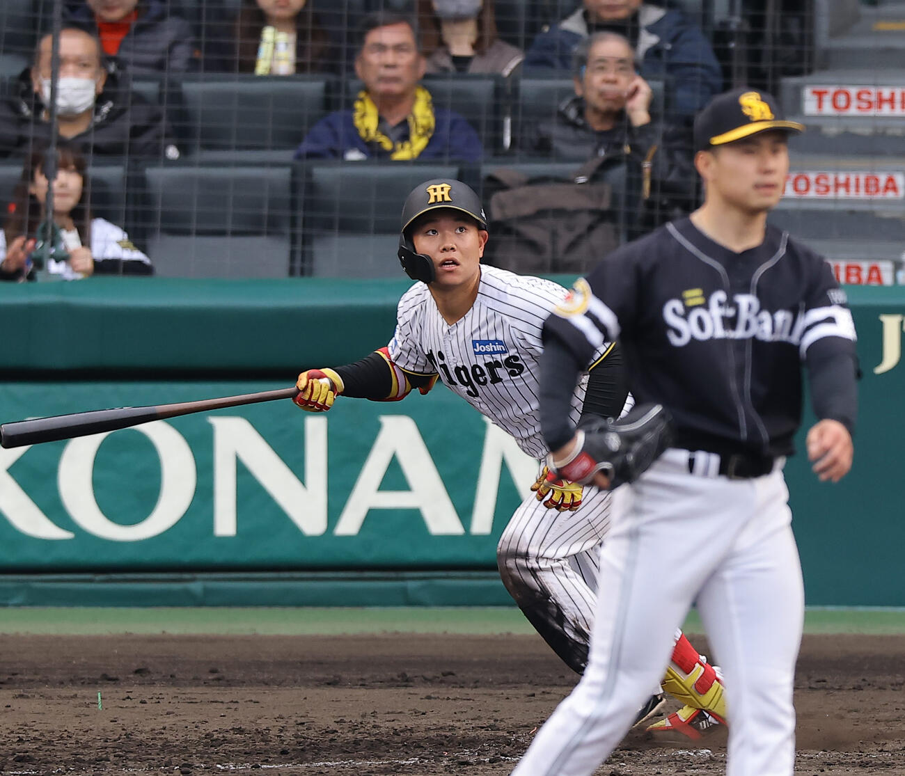 阪神対ソフトバンク　5回裏阪神1死一塁、嶋村は左前打を放つ（撮影・上田博志）