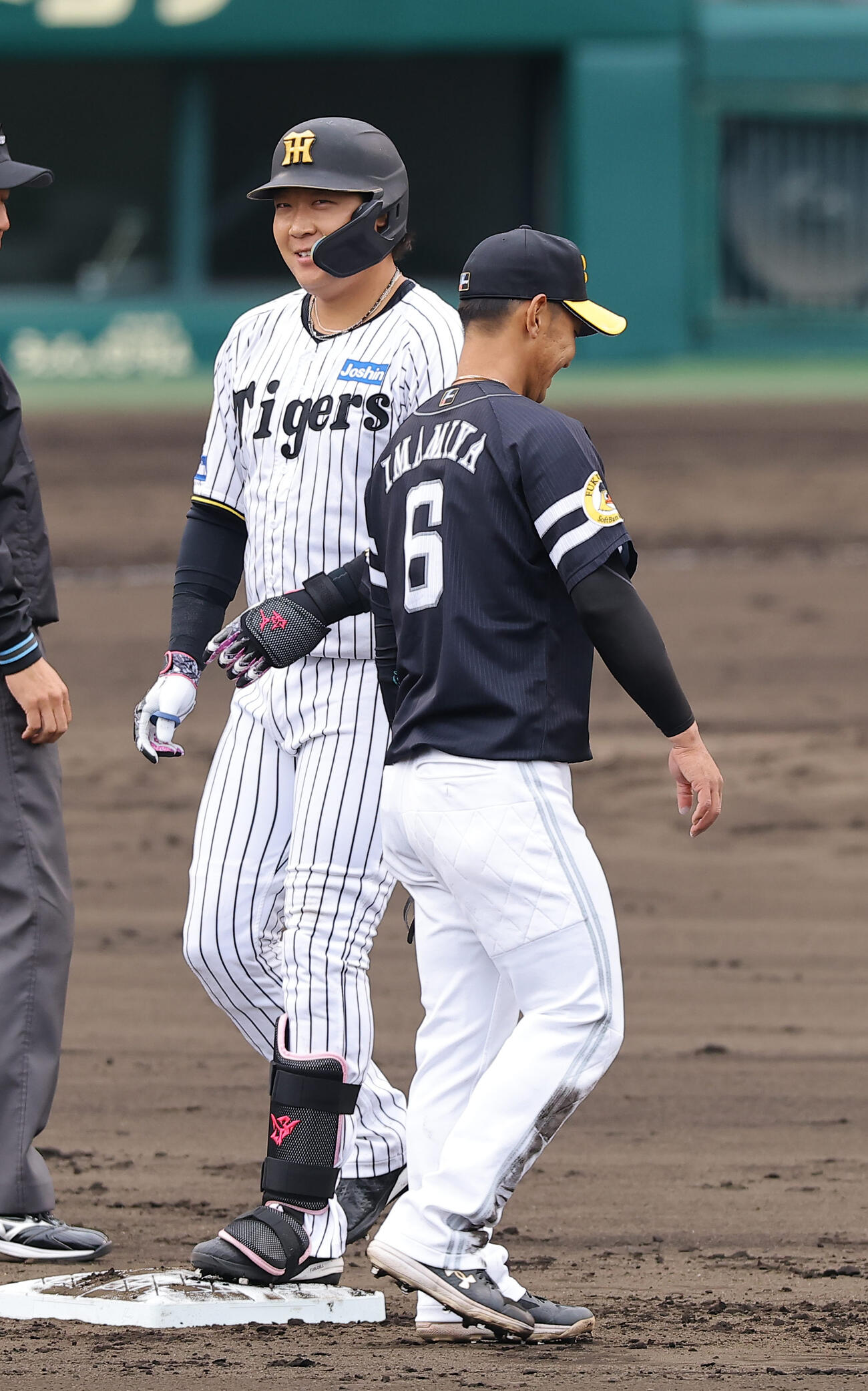 阪神対ソフトバンク　4回裏阪神2死二塁、大山（左）は先制適時二塁打を放つ（撮影・上田博志）