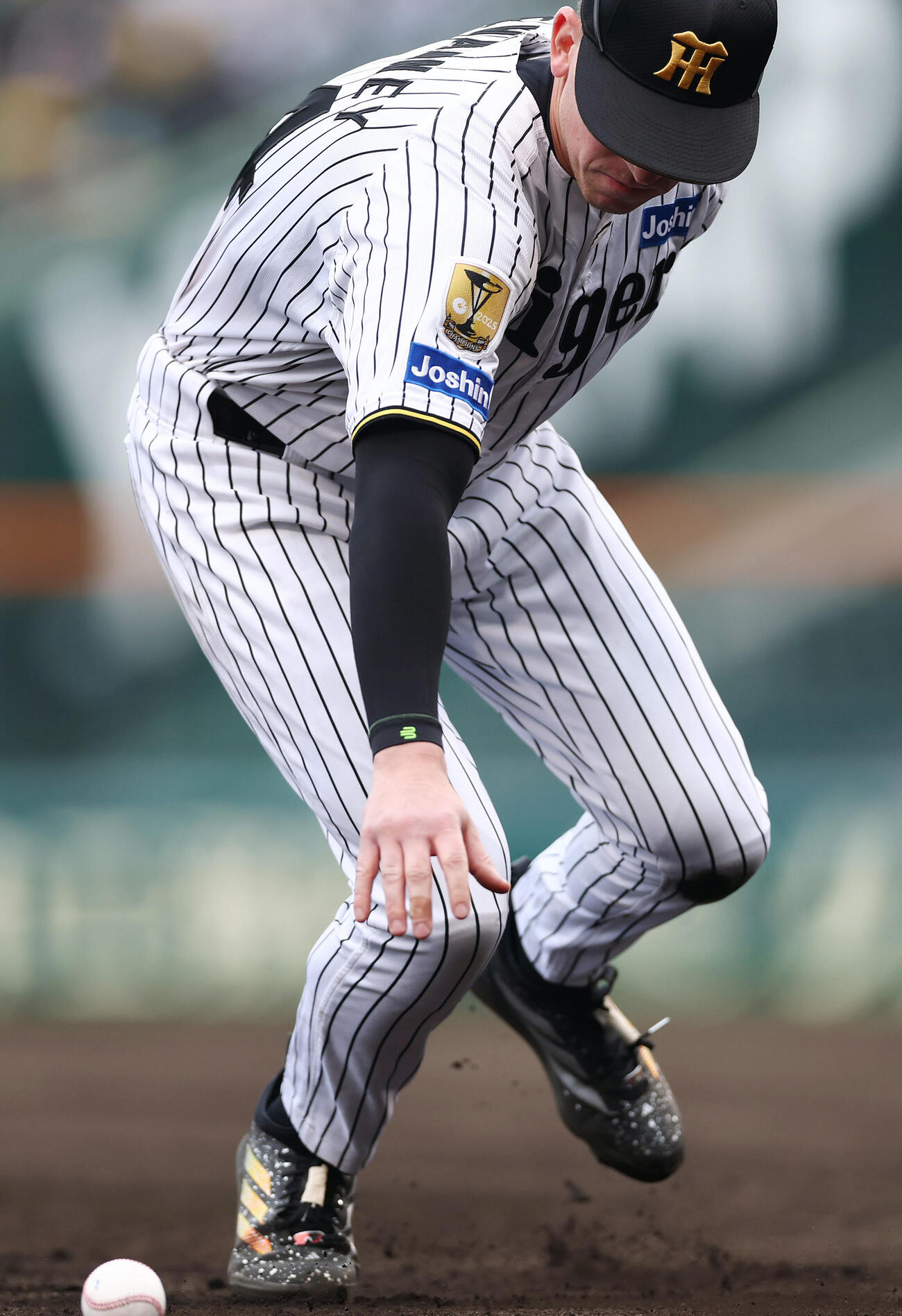 阪神対ソフトバンク　6回表ソフトバンク1死一塁、野村の打球をはじいた三塁手ディベイニー（撮影・前田充）