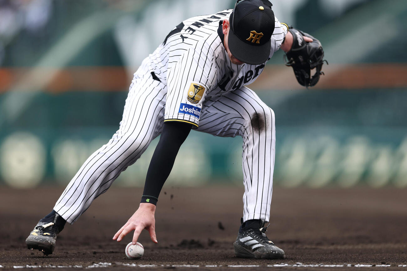 阪神対ソフトバンク　6回表ソフトバンク1死一塁、野村の打球をはじいた三塁手ディベイニー（撮影・前田充）
