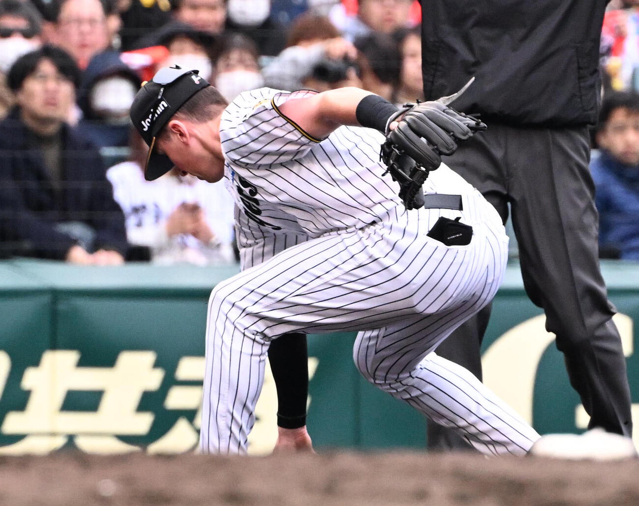 阪神対ソフトバンク　6回表ソフトバンク1死一塁　野村勇の打球を落球する阪神ディベイニー（（撮影・石井愛子）