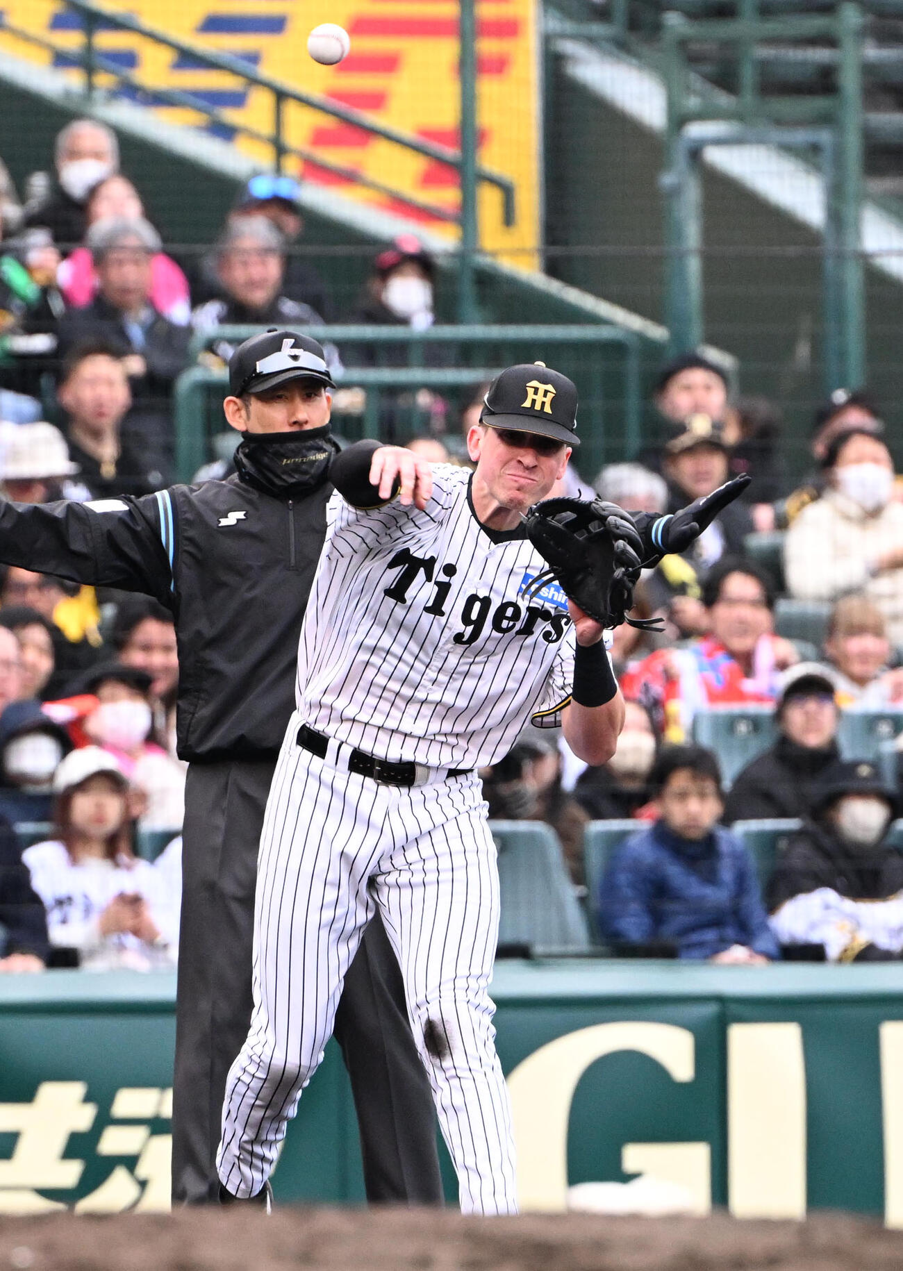 阪神対ソフトバンク　6回表ソフトバンク1死一塁　野村勇の打球を落球し一塁へ送球する阪神ディベイニー（撮影・石井愛子）