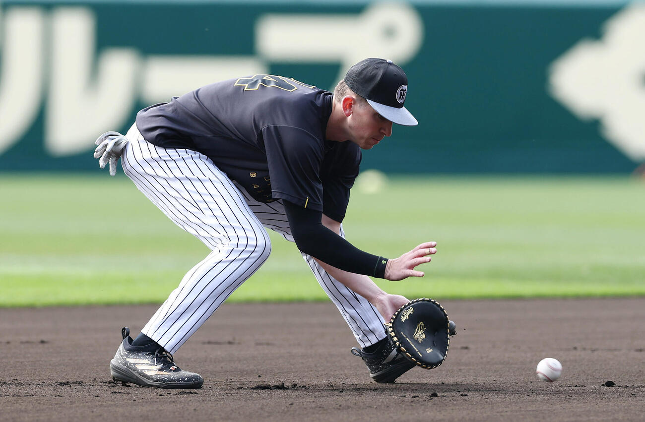 阪神対ソフトバンク　甲子園球場での試合前、ノックを受ける阪神ディベイニー（撮影・前田充）