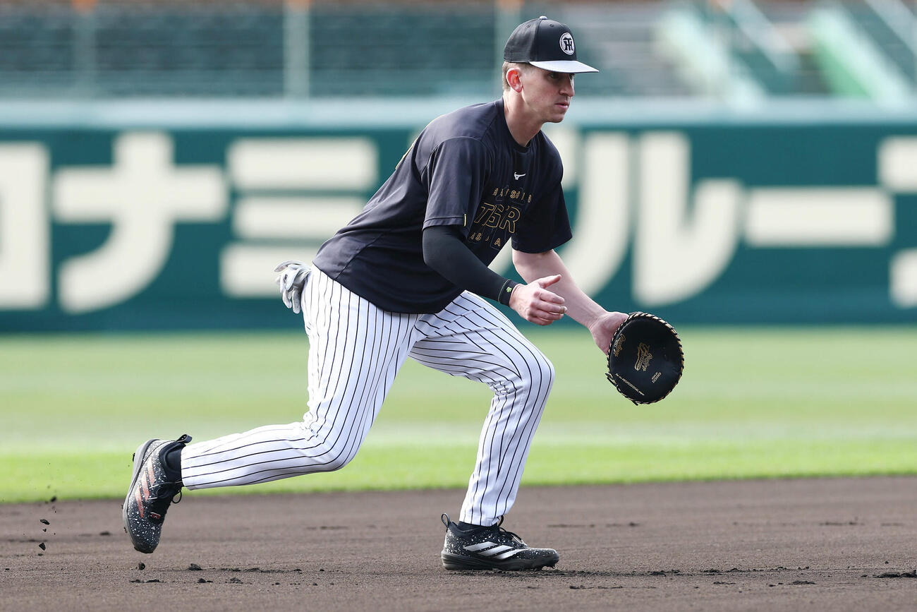 阪神対ソフトバンク　甲子園球場での試合前、ノックを受ける阪神ディベイニー（撮影・前田充）