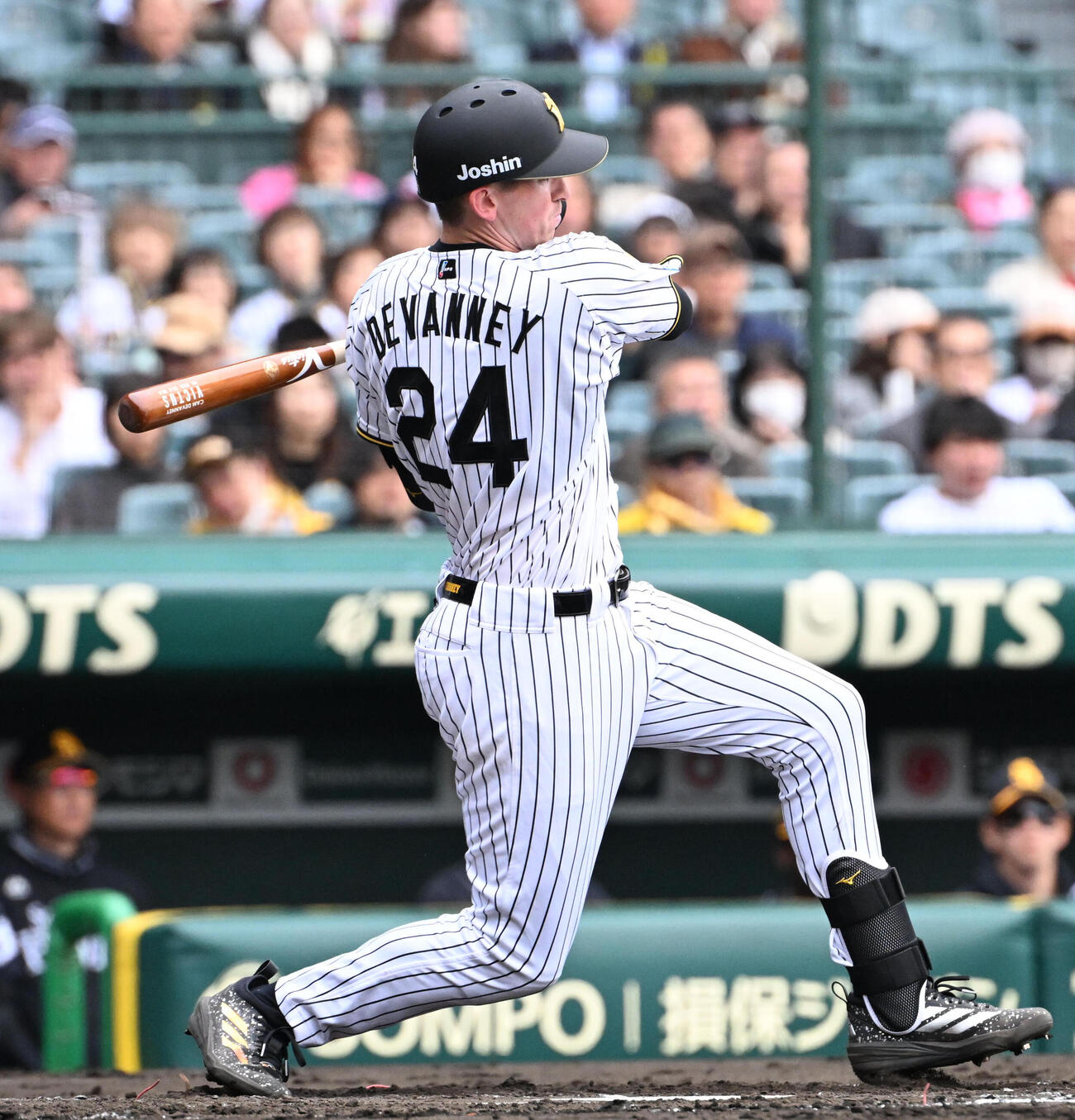 阪神対ソフトバンク　2回裏阪神1死　阪神ディベイニーは二ゴロに倒れる（撮影・石井愛子）