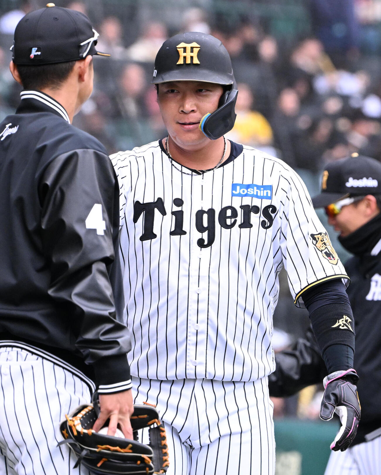 阪神対ソフトバンク　4回裏阪神2死二塁　阪神大山は先制適時打を放ちナインらに迎えられる（撮影・石井愛子）