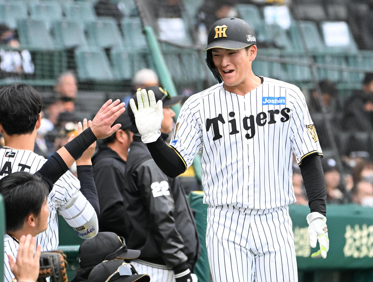 阪神対ソフトバンク　7回裏阪神1死一、二塁　中川の適時打で生還しナインに迎えられる高寺（撮影・石井愛子）