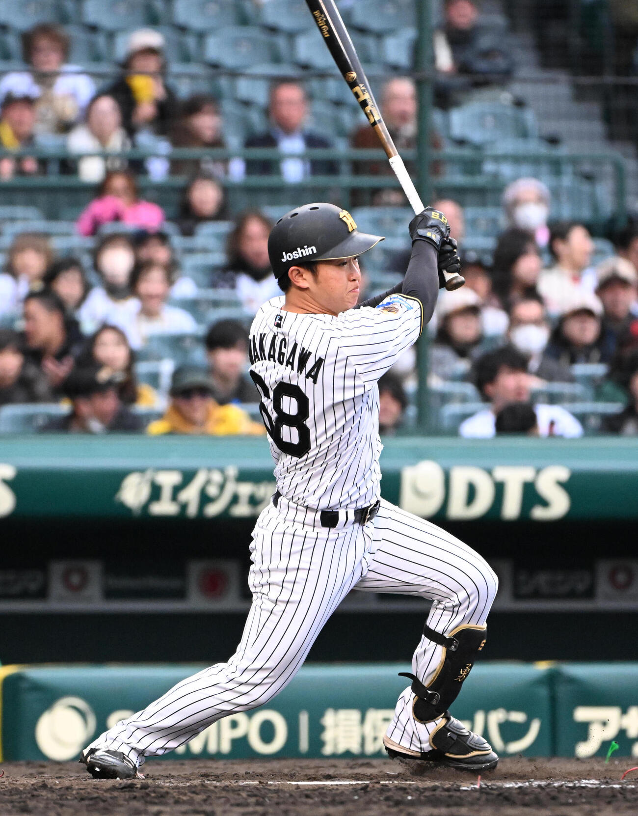 阪神対ソフトバンク　7回裏阪神1死一、二塁　中川は中適時打を放つ（撮影・石井愛子）