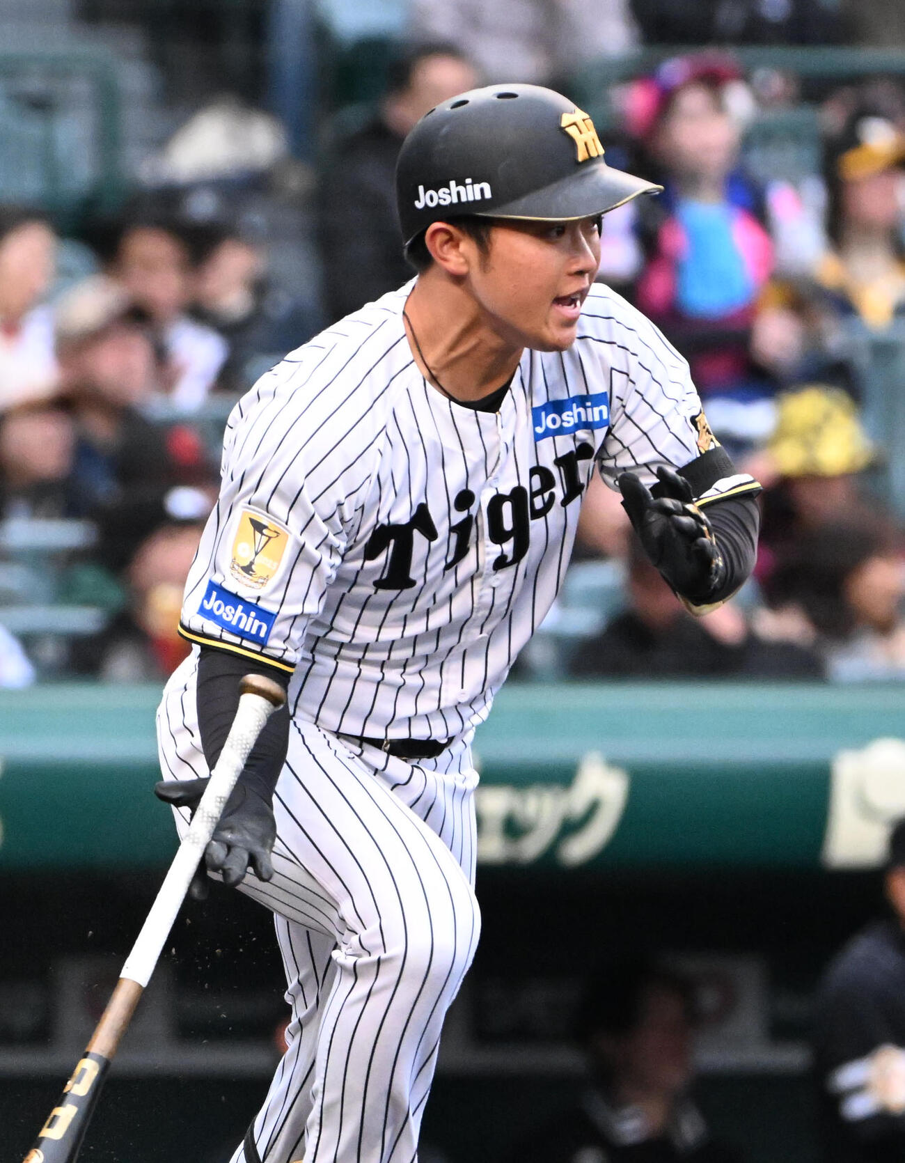 阪神対ソフトバンク　7回裏阪神1死一、二塁　中川は中適時打を放つ（撮影・石井愛子）