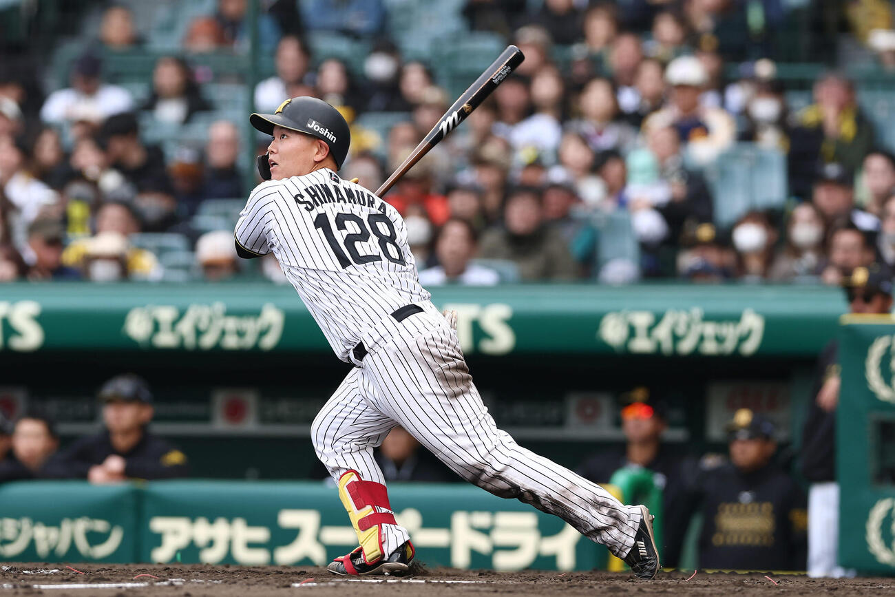 阪神対ソフトバンク　5回裏阪神1死一塁、左前打を放つ嶋村（撮影・前田充）