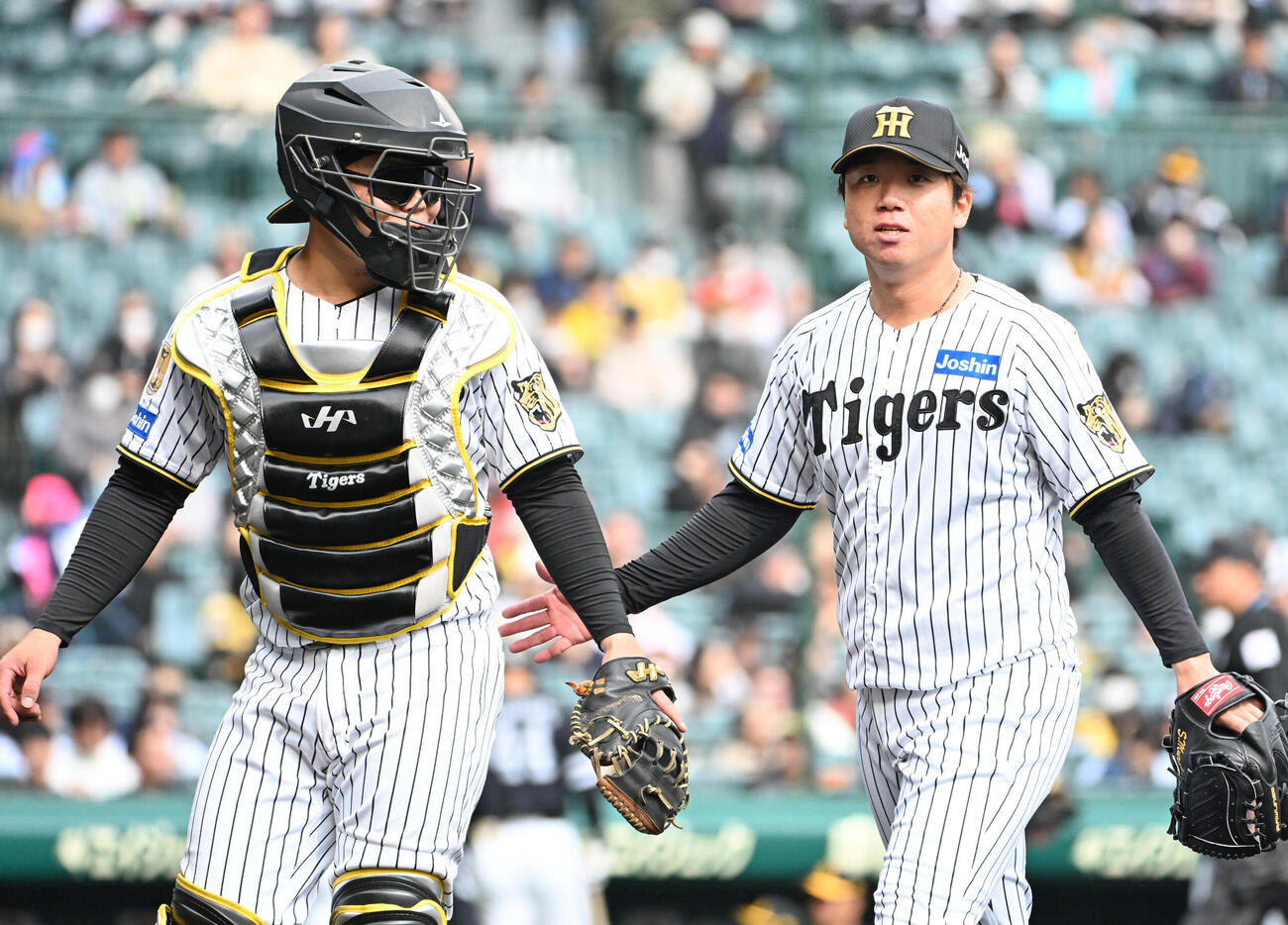 阪神対ソフトバンク　1回表を投げ終わり阪神嶋村（左）とベンチに引き揚げる阪神村上（撮影・石井愛子）