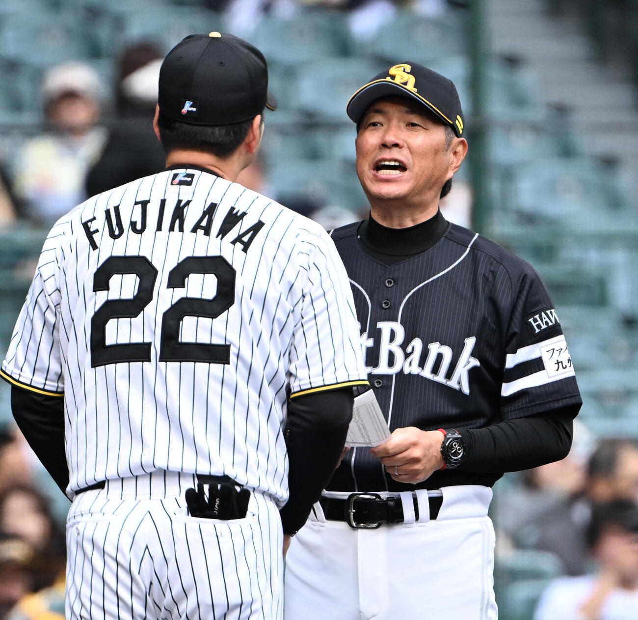 阪神対ソフトバンク　メンバー表を交換する阪神藤川監督（左）、ソフトバンク小久保監督（撮影・石井愛子）